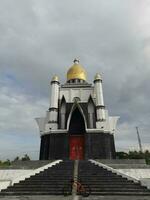 gerung, lombok barat, ntb. 2021-11-27. tugu giri menang fyrkant är en Häftigt ny landmärke i väst lombok. belägen på de girimenang monument rondell, detta monument utseende tycka om en belyst upp moské foto