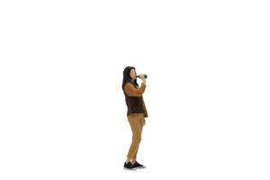 miniatyr- människor ung kvinna dricka vatten från flaska foto