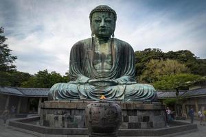 den stora buddastatyn i kamakura foto