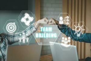 team byggnad begrepp, ung företag människor pump händer med team byggnad ikon på virtuell skärm, stack av händer, enhet och lagarbete begrepp. foto
