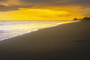 solnedgång på stranden i norra Bengkulu, Indonesien strand foto