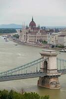 szechenyi kedja bro och de ungerska parlament byggnad i budapest foto