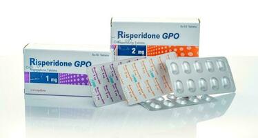 chonburi, thailand-april 29, 2023 risperidon gpo i blåsa packa och papper låda. risperidon tabletter piller för behandla schizofreni, bipolär oordning, och autism. antipsykotisk läkemedel. recept läkemedel. foto