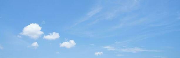 skön blå himmel och vit stackmoln moln abstrakt bakgrund. clouds bakgrund. blå himmel och fluffig vit moln på solig dagar. skön blå himmel. värld ozon dag. ozon lager. sommar himmel. foto