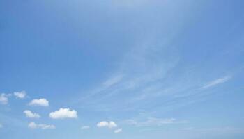 skön blå himmel och vit stackmoln moln abstrakt bakgrund. clouds bakgrund. blå himmel och fluffig vit moln på solig dagar. skön blå himmel. värld ozon dag. ozon lager. sommar himmel. foto