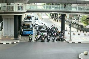jakarta, Indonesien-18 juni 2023 motorväg med tung trafik under de dag foto