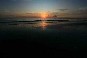 vacker solnedgång på stranden foto