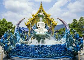 rong sua tio tempel eller blå tempel i chiang rai provins, thailand foto