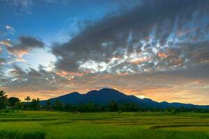 skön morgon- se indonesien panorama landskap irländare fält med skönhet Färg och himmel naturlig ljus foto