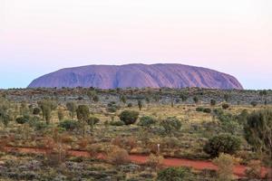 uluru från ett avstånd nordligt territorium australien foto