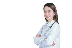 professionell Söt ung kvinna läkare stående med vapen korsade leende ser på de kamera bär en vit morgonrock och stetoskop isolerat på vit bakgrund. foto
