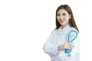 professionell ung asiatisk kvinna läkare stående med vapen korsade Lycklig och leende bär en vit morgonrock och stetoskop för undersökning i de sjukhus isolerat på vit bakgrund. foto