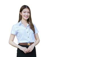 porträtt av ett vuxen thai studerande i universitet studerande enhetlig. asiatisk snyggt flicka stående med henne leende lyckligt isolerat på vit bakgrund. foto