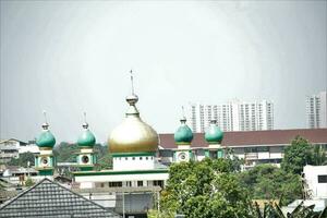 jakarta, Indonesien-18 juni 2023 de kupol av de moské med en skön mönster mot de klar himmel foto
