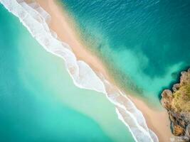 ai genererad topp se av lugn blå hav, sandig kust, och palmkantad strand under solljus i dagsljus foto
