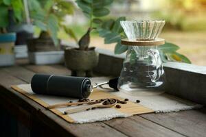droppa uppsättning och kaffe bönor på en bambu matta enkel kaffe framställning Utrustning för människor vem kärlek svart kaffe, de arom och de särskild smak. specifika till den där kaffe böna foto