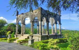 ett gammal ruin monument från bali foto