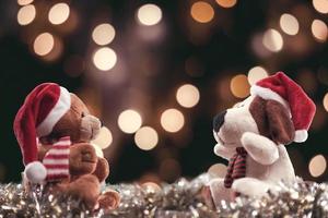 två nallebjörnar njuter av jul och nyårsafton, nyårsfirande koncept.