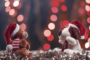 två nallebjörnar njuter av jul och nyårsafton, nyårsfirande koncept.