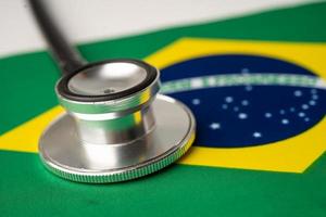 svart stetoskop på Brasilien flagga bakgrund, affärs- och finans koncept.
