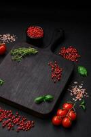 Ingredienser för matlagning körsbär tomater, salt, kryddor och örter foto