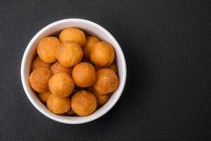 utsökt friterad potatis bollar med panerad mozzarella, salt, kryddor och örter foto