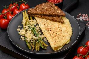 utsökt näringsrik frukost bestående av sparris, krypterade ägg, salt, kryddor och örter foto