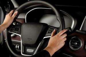 företag kvinna körning inuti ett elegant ny bil - två händer innehav de styrning hjul foto