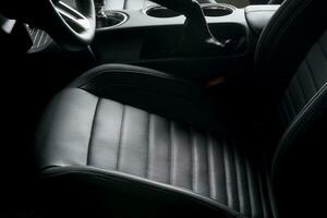 svart läder sittplats för förare inuti en sporter bil, lyxig detaljer. foto