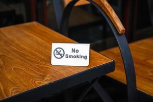 ingen rökning tecken på bordet foto