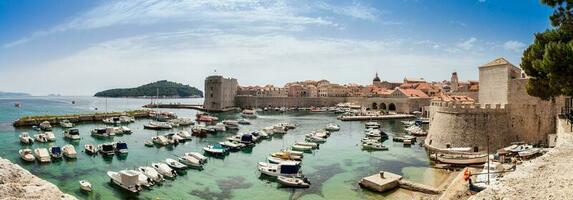 medelhavs panorama av de skön dubrovnik gammal stad Inklusive de gammal hamn, stad väggar och befästningar. foto