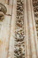 astronaut ristade på de Fasad av de historisk salmanca katedral foto