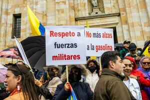 Bogota, colombia, 19 juli 2023. fredlig protest av de medlemmar av de aktiva boka av de militär och polis krafter i bogota colombia mot de regering av gustavo petro foto