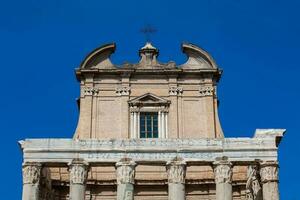 tempel av antoninus och faustina på de roman forum i rom foto