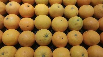 lugg av orange frukt på de marknadsföra foto