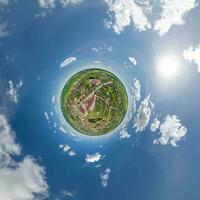 mycket liten planet i himmel med moln utsikt gammal stad, urban utveckling, historisk byggnader och vägskäl. omvandling av sfärisk 360 panorama i abstrakt antenn se. foto