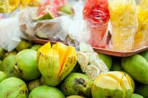 traditionell vagn av ett gata Säljare av tropisk frukt i de stad av cali i colombia foto