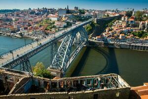 se av porto stad och de dom luis jag bro en metall båge bro över de douro flod foto