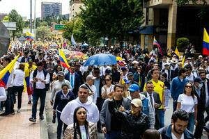 Bogota, colombia, juni 2023, fredlig protest marscherar mot de regering av gustavo petro kallad la marcha de la mayoria foto