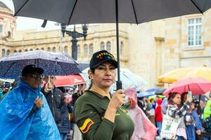 Bogota, colombia, 19 juli 2023. fredlig protest av de medlemmar av de aktiva boka av de militär och polis krafter i bogota colombia mot de regering av gustavo petro foto