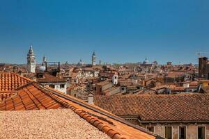 se av de Venedig stad hustak i en solig dag foto