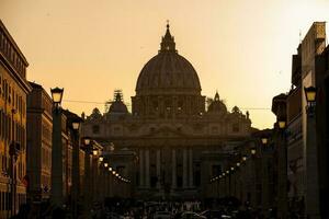 de solnedgång falls över de skön konstantinian basilika av st. Peter på de vatican stad foto