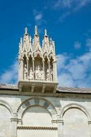 detalj av biblisk skulptur ovan ingång till de monumental kyrkogård byggd på de 12th århundrade på de katedral fyrkant i pisa foto