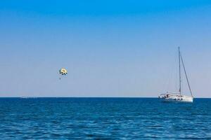 parasailing i perissa by strand på santorini ö foto