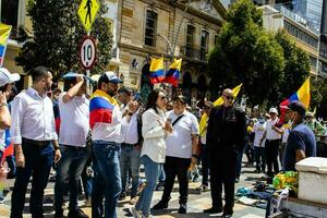 Bogota, colombia, juni 2023, fredlig protest marscherar mot de regering av gustavo petro kallad la marcha de la mayoria foto