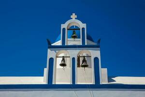 de profitis ilias kyrka belägen Nästa till gående väg siffra 9 mellan fira och oia i santorini ö foto