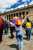 Bogota, colombia, juni 2023, fredlig protest marscherar mot de regering av gustavo petro kallad la marcha de la mayoria foto