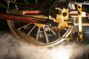 hjul och mekaniker av en tåg, årgång ånga motor. foto