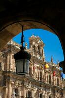 se av de skön antik byggnader runt om torg borgmästare ett 18: e århundrade spanska barock offentlig fyrkant omgiven förbi butiker, restauranger och de stad hall i salamanca gammal stad foto