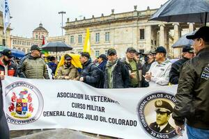 Bogota, colombia, 19 juli 2023. fredlig protest av de medlemmar av de aktiva boka av de militär och polis krafter i bogota colombia mot de regering av gustavo petro foto